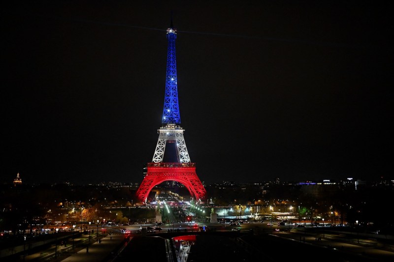 Aprinderea unor artificii lângă Turnul Eiffel s-a lăsat cu zeci de arestări