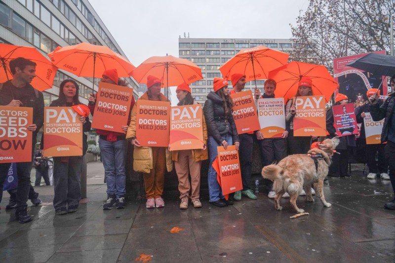 Medicii rezidenți anunță o grevă de 5 zile, chiar înainte de Crăciun, nemulțumiți de salariile primite, în Anglia. Ei cer ajustarea la nivelul real din 2008