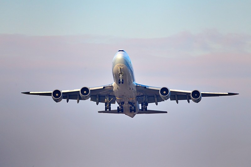 Un avion Boeing a eliberat tone de kerosen peste opt localități belgiene înainte de o aterizare de urgenţă