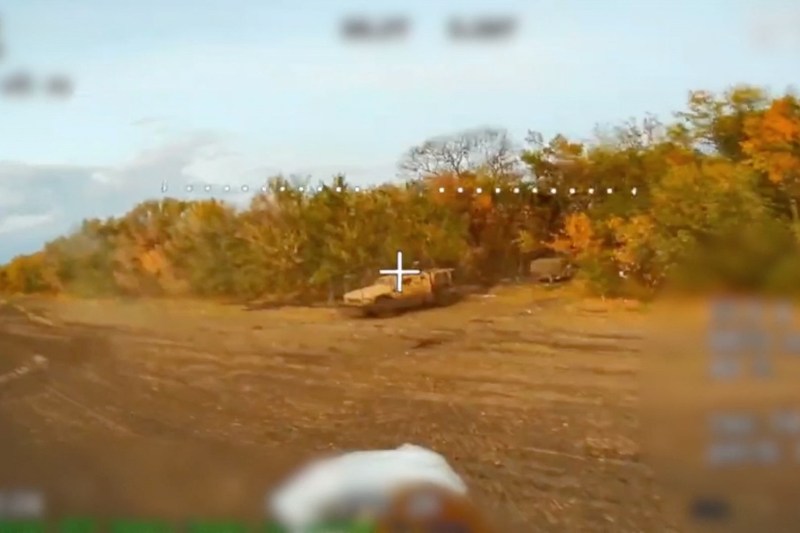 VIDEO Asalt mecanizat al rușilor, de o amploare neobișnuită, în Pokrovsk. Au aruncat în luptă blindate, mașini și motociclete. Imagini cu bătălia aprigă din interiorul orașului