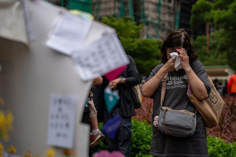 „M-am simțit complet neputincioasă”: Un cuplu a povestit cum a pierdut munca de o viață în incendiul devastator ce a avut loc în Hong Kong