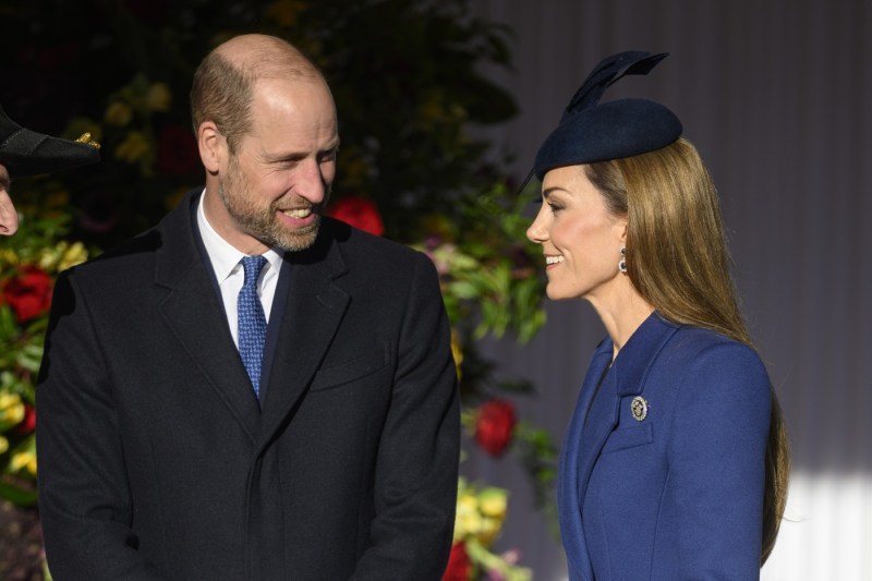 FOTO Prinţul William şi Kate au dezvăluit felicitarea de Crăciun. Cei doi zâmbesc alături de cei trei copii
