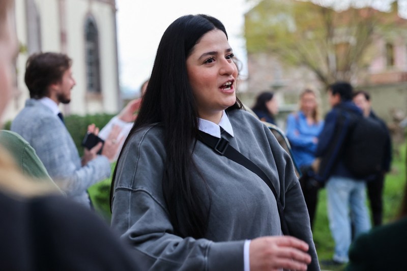 A început procesul activistei care a inspirat un cunoscut film Netflix. Sarah Mardini riscă până la 25 de ani de închisoare în Grecia