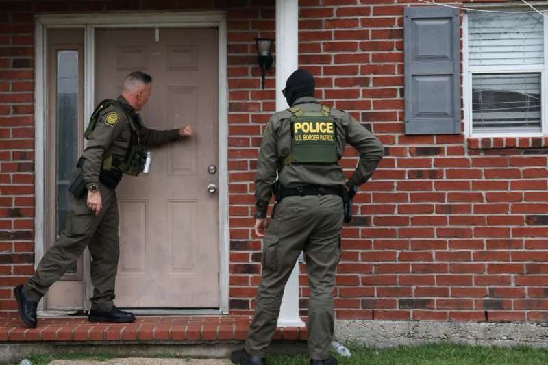 „Bonusul” pentru „audodeportarea” din SUA, triplat. Câte mii de dolari primesc migranții care pleacă de bunăvoie. „Vă vom cumpăra și biletul de avion”