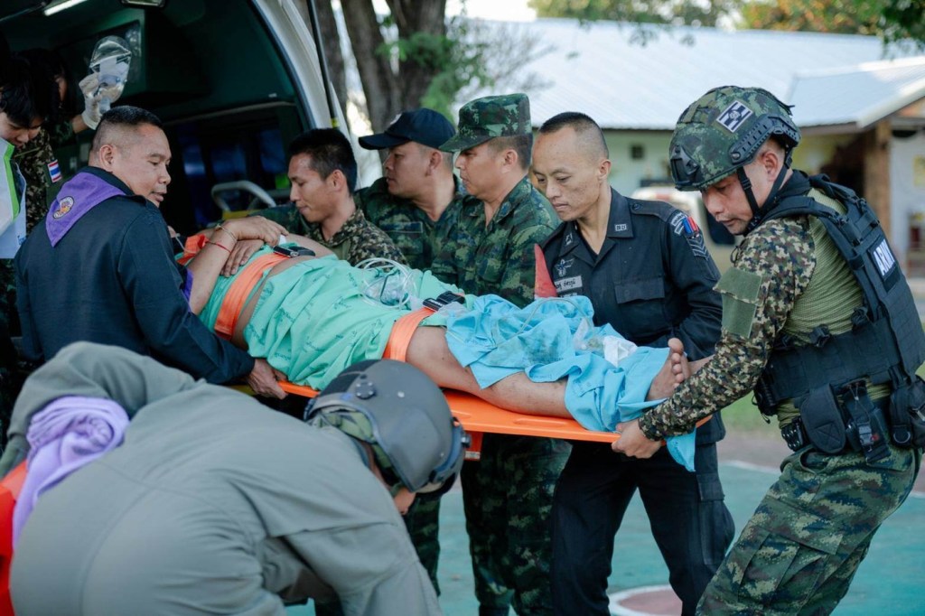 Soldat thailandez care urmează să fie transportat la spital, fotografiat in 8 decembrie 2025