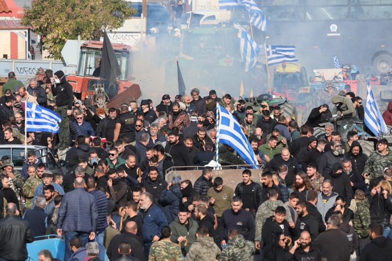 Creta, paralizată de protestele fermierilor. Mii de camioane au blocat insula. Protestatarii au aruncat cu pietre în polițiști