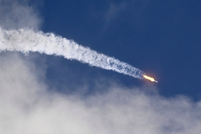 Un satelit din megaconstelația Starlink va cădea pe Pământ, după s-a desprins de pe orbită. Ce spun cei de la SpaceX