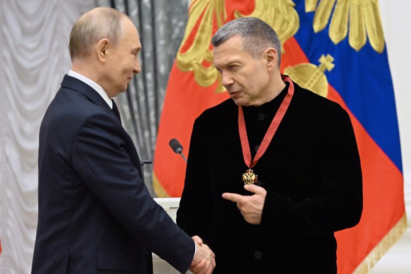 O vedetă TV din Rusia, în lacrimi față de Putin, la un eveniment de la Kremlin: „Razboiul a dat sens generației mele” / El are 5 case în Italia, două ascunse pe numele mamei