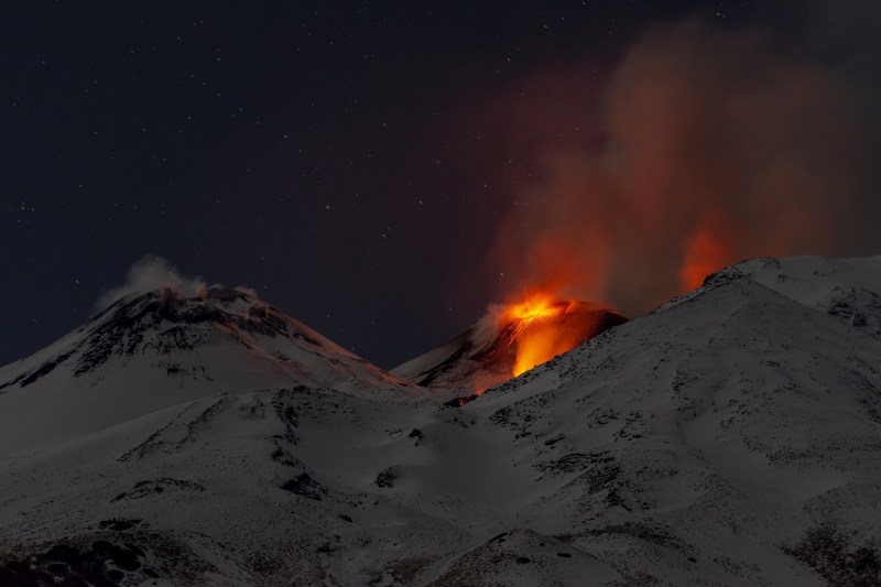 FOTO / VIDEO Erupție spectaculoasă a vulcanului Etna în Sicilia. Spectacol nocturn cu fântâni de lavă de până la 400 de metri