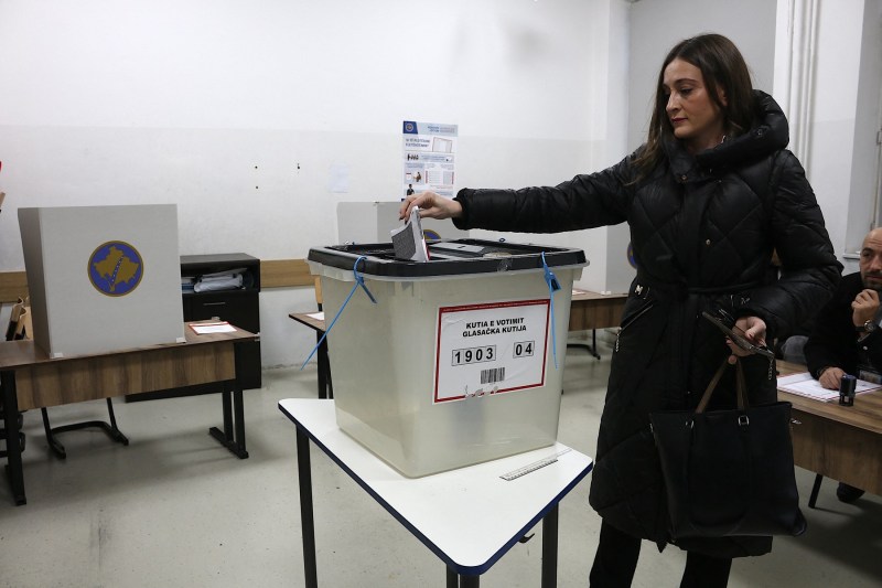 Alegeri anticipate: Două milioane de oameni, așteptați la urne în Kosovo, pentru depășirea impasului politic care durează de un an