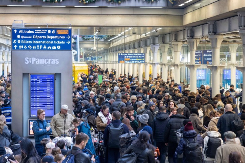 Trenurile Eurostar au început să circule din nou după haosul de marți, însă pasagerii sunt avertizați să se aștepte la întârzieri