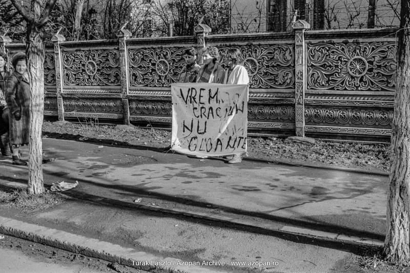 Imagini nepublicate până acum din zilele Revoluției. Cum arătau românii în decembrie 1989. „Vrem Crăciun, nu gloanțe”