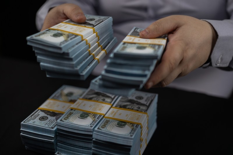 O femeie care a pretins că e moștenitoarea unei familii bogate și a obținut de la bănci 30 de milioane de dolari e dată în urmărire de FBI, care crede că a fugit în Dubai