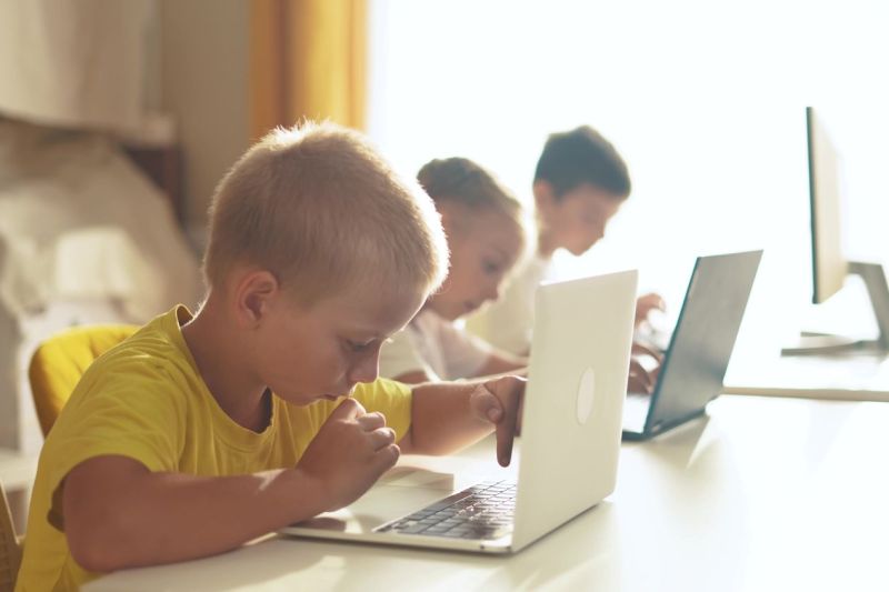 Copii la școală. Foto: Shutterstock