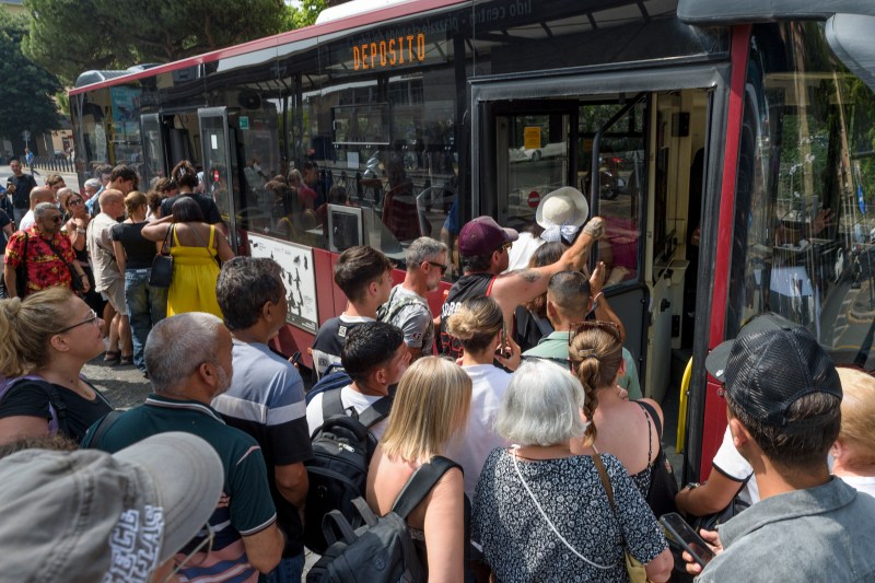 Despăgubiri pentru întârzierile la autobuze, tramvaie și metrou pe mai mulți ani. Câți bani vor primi cei care au abonament la compania de transport public din Roma