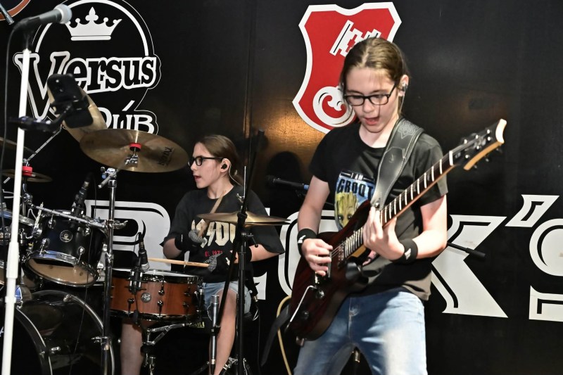 Trupă rock la 11 ani. Povestea gemenilor din Târgoviște care au trecut de la repetiții în sufragerie la concerte pe mari scene de festival