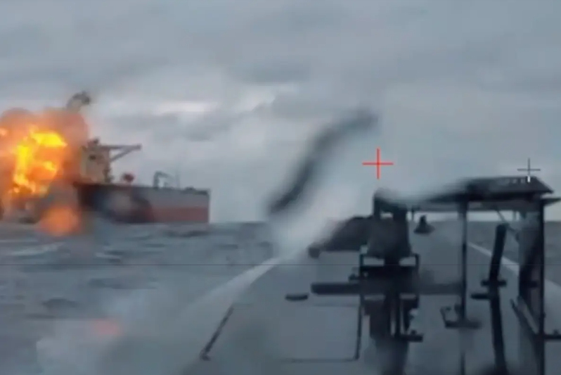 Dronele Kievului au reușit o lovitură fără precedent asupra unei platforme petroliere a Lukoil în Marea Caspică, la peste 1.200 de km de Ucraina