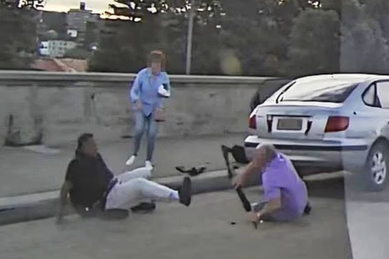 VIDEO Imagini dramatice cu doi soți în vârstă care încearcă să-l oprească pe unul din atacatorii din Sydney înainte să fie împușcați