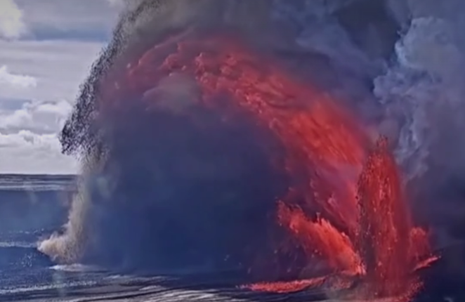 VIDEO Imagini spectaculoase din Hawaii cu erupția unui vulcan, surprinse de o cameră. Jeturile de lavă au atins zeci de metri