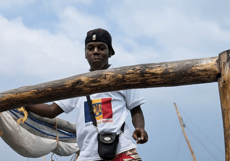 1 Decembrie neașteptat în Tanzania: Tânărul ghid din Zanzibar care poartă steagul României pe tricou și a învățat limba română de unul singur ca să poată fi angajat de turiști