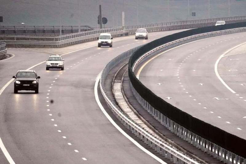 Reguli noi pentru șoferii români. Cele mai mari schimbări din ultimul deceniu privind taxarea rutieră, în 2026. Vehiculele grele vor trece la un sistem de plată pe kilometru, rovinieta pentru vehiculele ușoare va fi actualizată