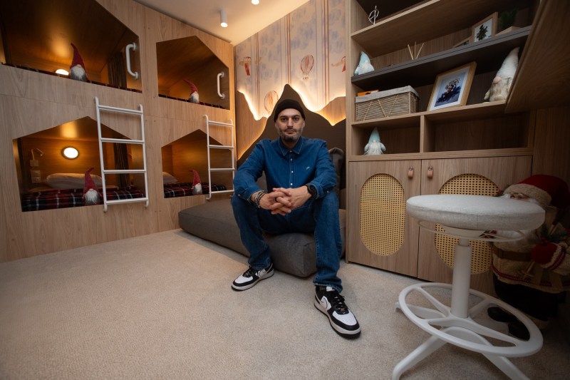 INTERVIU. Trimis de mamă la 14 ani din Iran în România, Omid Ghannadi, una dintre vedetele emisiunii „Visuri la cheie” de la PRO TV, privește cu frică spre ceea ce se întâmplă acasă. „Dacă și acești oameni mor degeaba?”