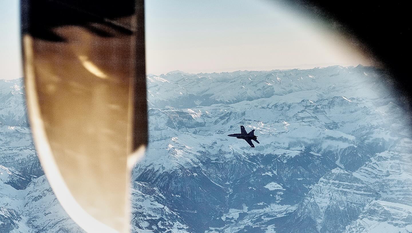 Nicușor Dan publică înregistrarea dintre turnul de control și pilotul de pe Spartan, dinainte ca avioanele elvețiene F-18 să escorteze aeronava președintelui / Șeful statului spune că e un „atac” la adresa credibilității României – AUDIO