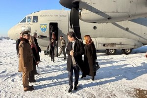 Nicușor Dan coboară din avionul Spartan cu care a călătorit la Paris. Foto: Facebook