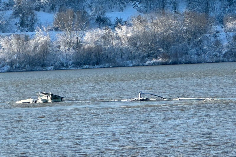 O barjă cu peste 1.100 de tone de îngrășământ chimic s-a scufundat în Dunăre, lângă orașul Zimnicea