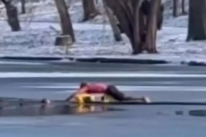 Momentul în care migrantul indian încearcă să salveze fetița de cinci ani din apa înghețată Foto: captură Facebook