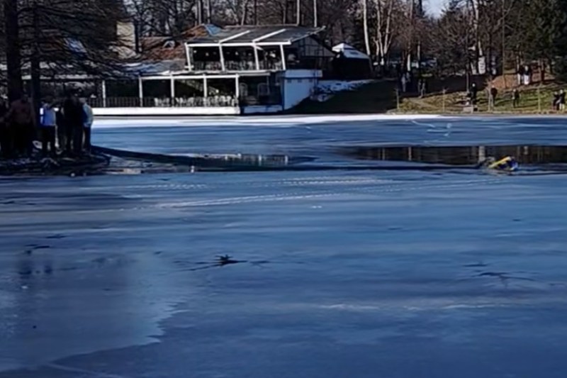 VIDEO Un nepalez a sărit în lacul înghețat și a salvat o fetiță de 5 ani căzută în apă, la Craiova. „Cer să fie recompensat”