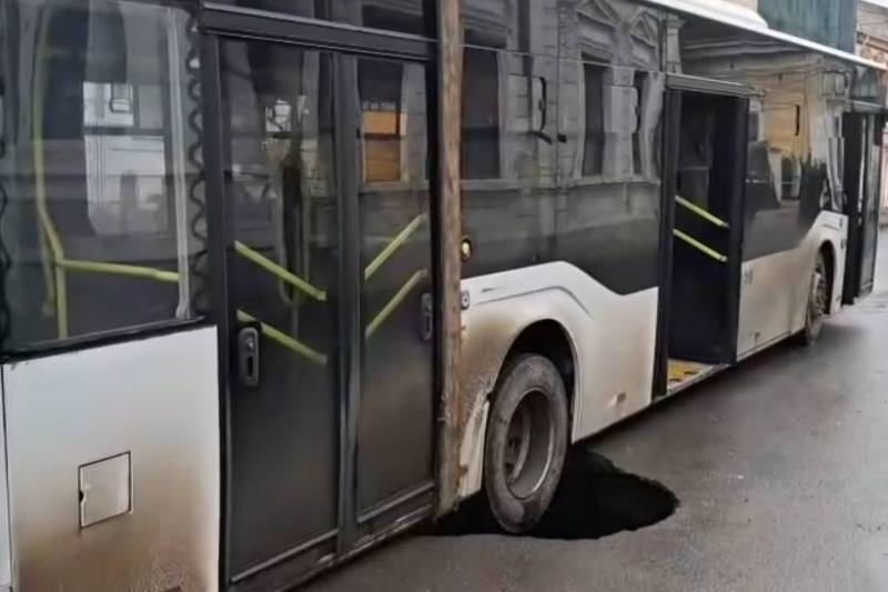 FOTO / VIDEO Un autobuz cu pasageri din Brăila a rămas cu roțile blocate într-un crater apărut brusc în asfalt
