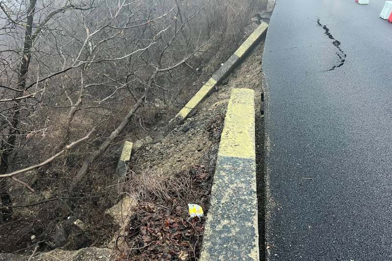 Alunecarea de teren din Câmpina s-a agravat. Tronsonul de drum unde s-a surpat șoseaua, închis complet circulației – FOTO