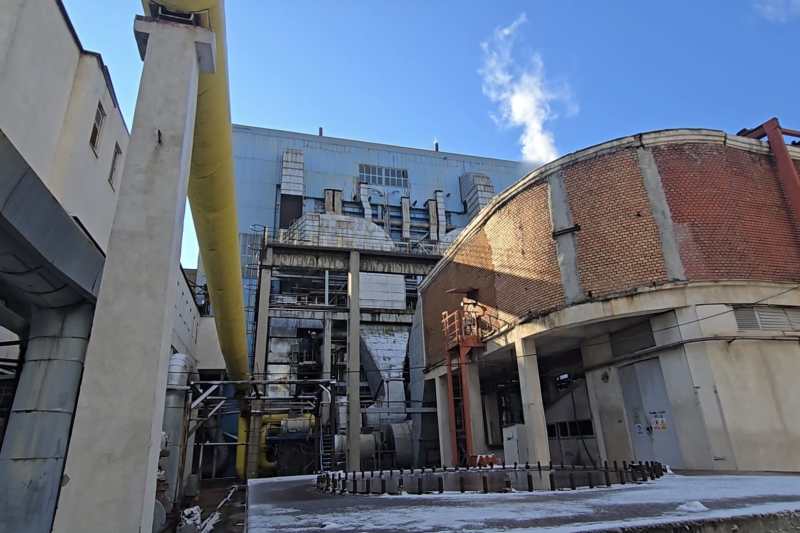 REPORTAJ. Cum arată cazanul mare cât un bloc, care a lăsat mii de blocuri din București fără căldură. Și cine sunt „Doreii”