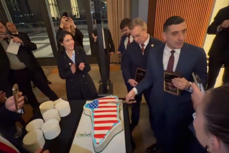 VIDEO George Simion, filmat în timp ce taie un tort în forma Groenlandei, „învelit” în steagul SUA