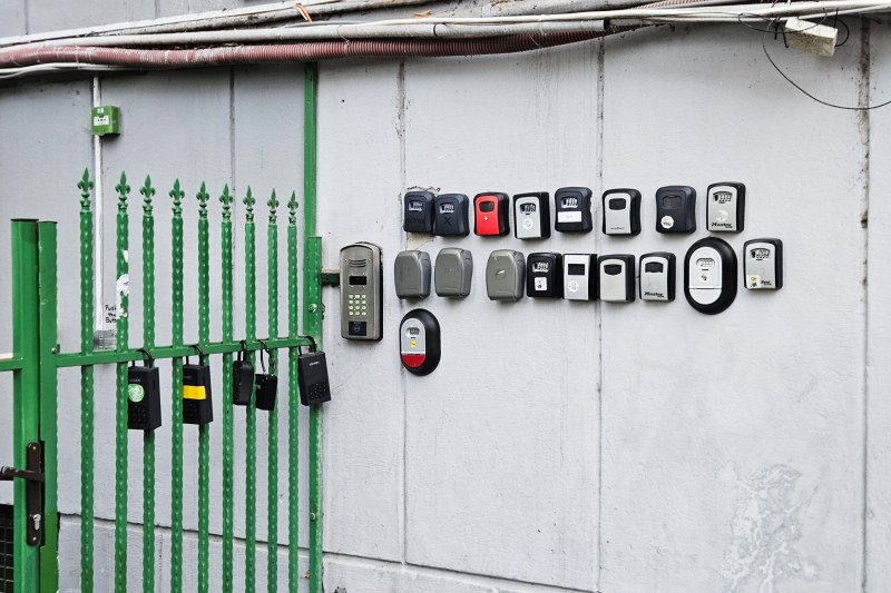 Cutii de acces cu cod, într-un bloc de lângă Piața Unirii. Foto: Vlad Barză / Hotnews