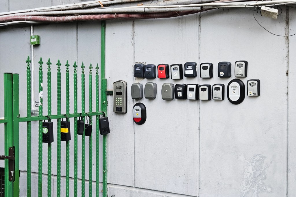 Cutii de acces cu cod, într-un bloc de lângă Piața Unirii. Foto: Vlad Barză / Hotnews