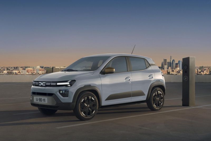 Dacia va vinde pentru un timp două modele electrice. Când va fi lansată viitoarea mașină de oraș și unde ar putea fi produsă