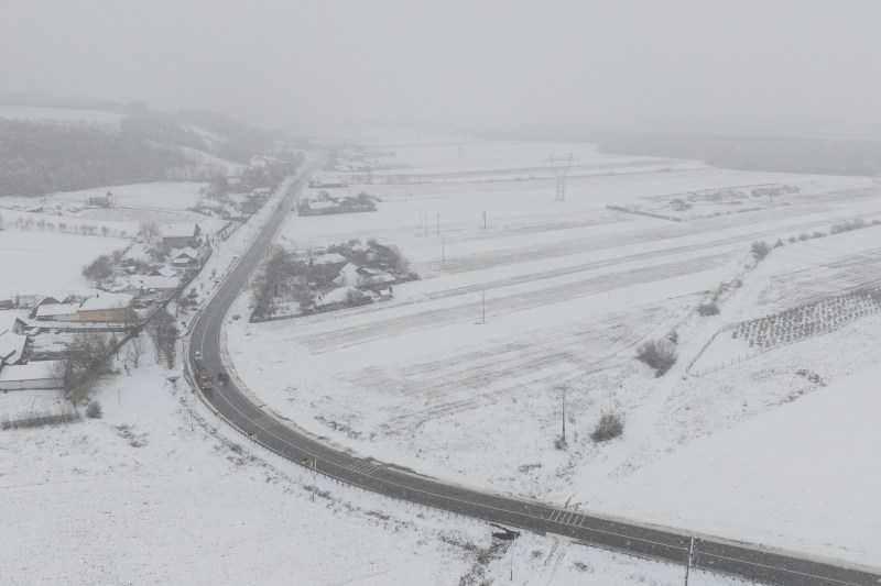 Zona din România în care zăpada a ajuns şi la doi metri. Turiștii, sfătuiți să evite mai multe trasee montane
