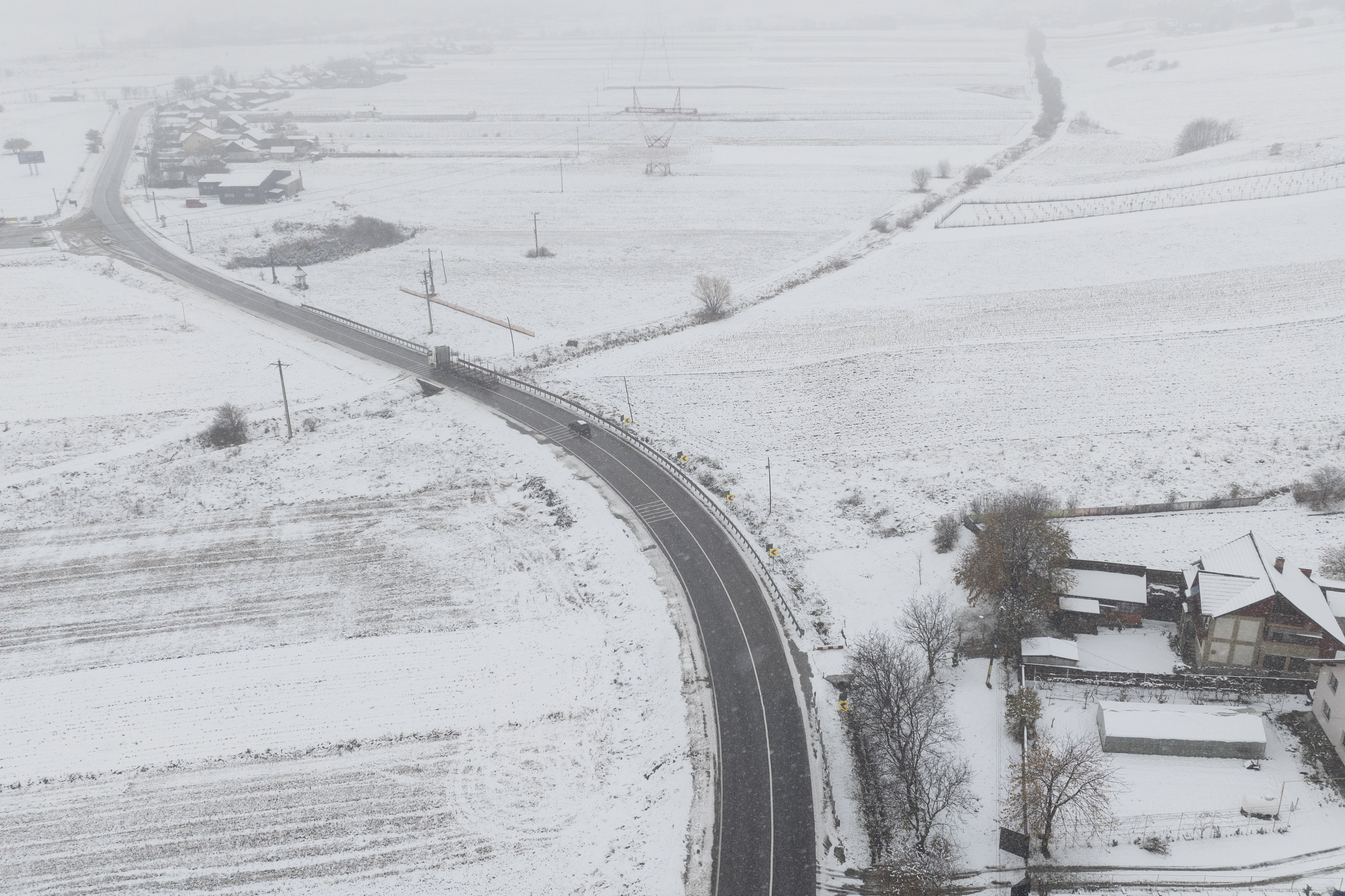 Ger, ninsori și viscol în România, până sâmbătă. Zeci de localităţi, afectate de vremea rea. Drumuri închise, cursuri suspendate și oameni blocaţi în nămeți /  La București, mii de blocuri fără căldură