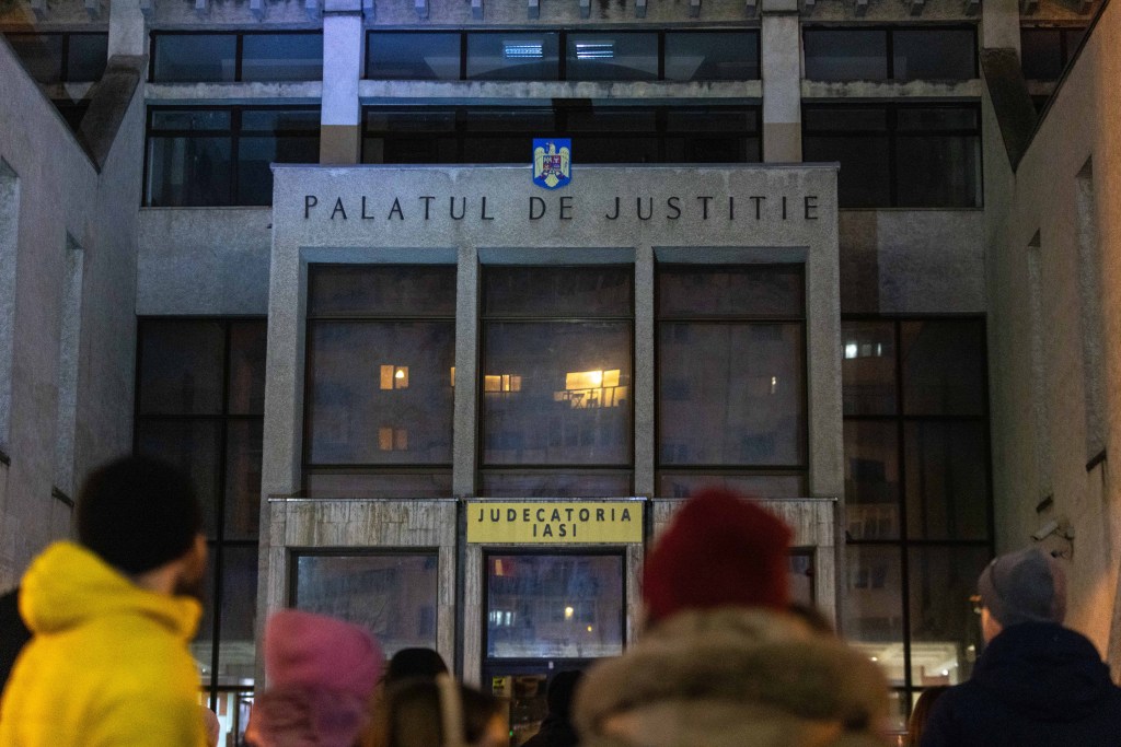 Mai multe persoane protestează în fața judecătoriei Iași în a doua zi de proteste, în urma documentarului Recorder despre justiția din România, 12 decembrie 2025. Inquam Photos / Casian Mitu