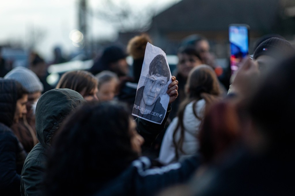 Portretul lui Mario, tânărul ucis în Cenei, Timiș, în timpul unui protest din comuna Sânmihaiu Român, în fața presupusei locații a autorului crimei, 25 ianuarie 2026. Inquam Photos / Virgil Simonescu