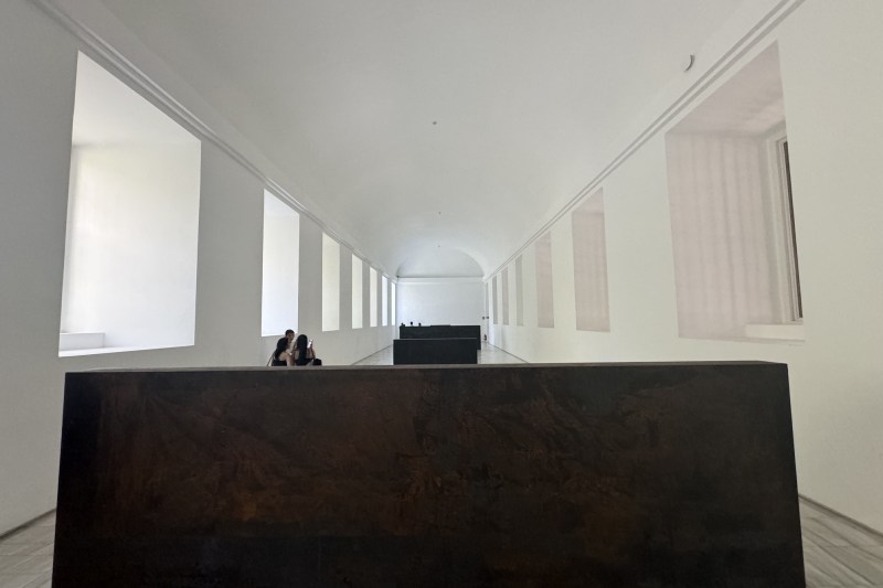 Dispariția uimitoare a unei sculpturi de 38 de tone a lui Richard Serra