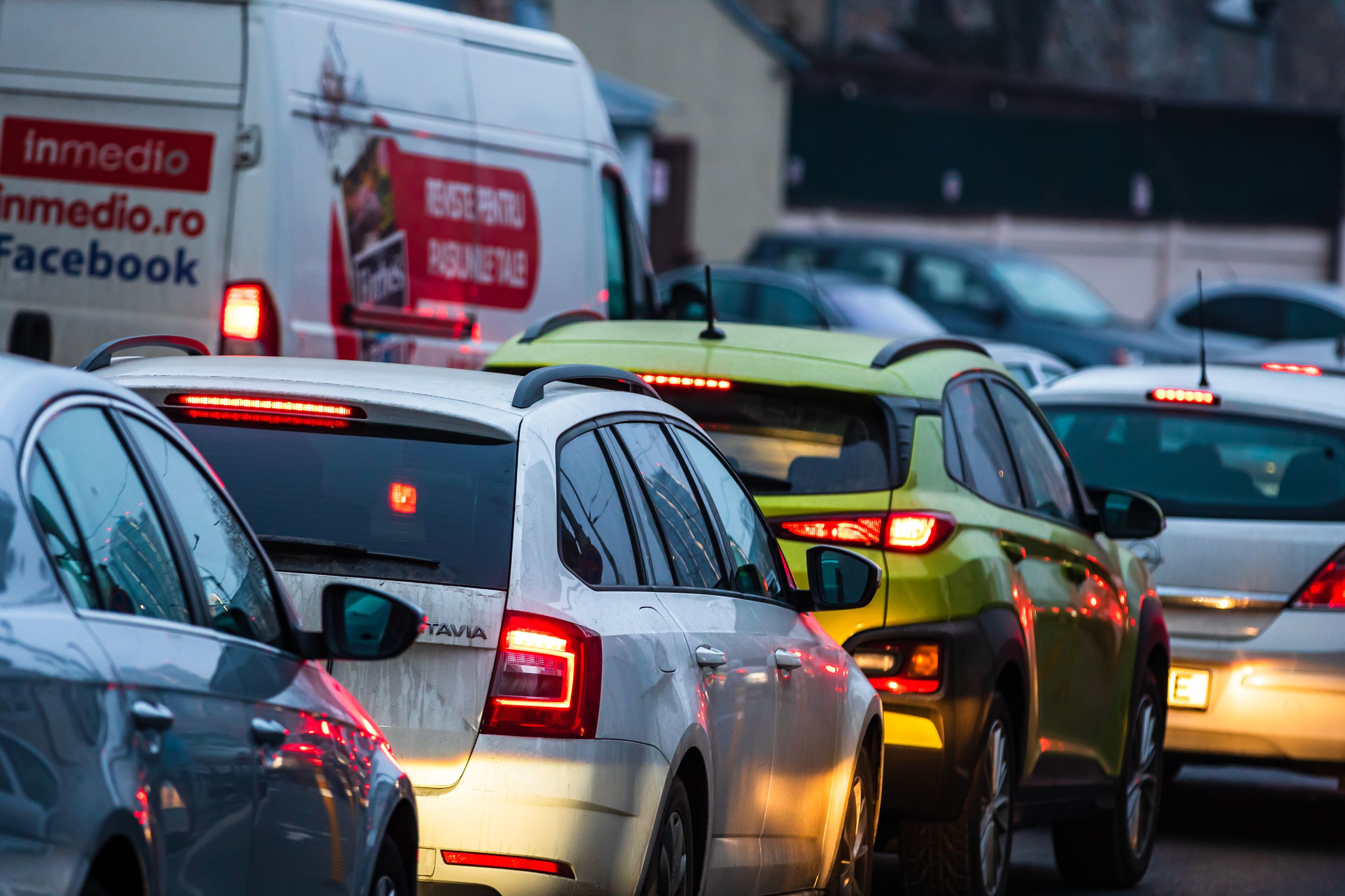 Autoturisme hibride și clasice parcate pe stradă, ilustrând impactul impozitului auto și emisiilor CO2 asupra taxelor pentru mașini hibride. | sursa foto: HotNews