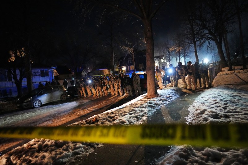 Haos în Minneapolis: Un agent ICE a împușcat un bărbat după o urmărire în trafic, protestarii au vandalizat mașinile ofițerilor federali