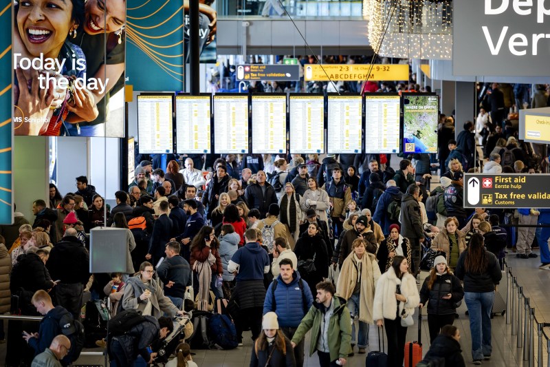 Probleme din cauza zăpezii pe unul dintre cele mai mari aeroporturi din Europa: Sute de zboruri au fost anulate / Cum sunt afectate cursele spre Otopeni
