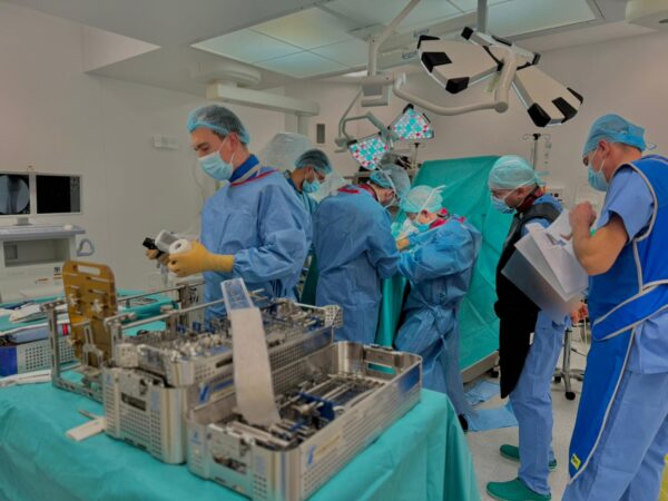 Operație de protezare a gleznei, realizată în premieră la Regina Maria Cluj. Dr. Dragoș Apostu: „Aceste intervenții nu sunt comune nici la nivel mondial, dar rezultatele ne depășesc așteptările”