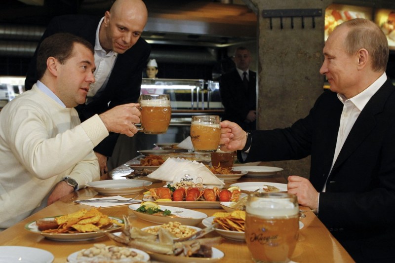 „Dacă nu mai sunt bani, tată, vei bea mai puțin?” / „Nu, fiule, tu vei mânca mai puțin”. Un analist rus descrie plastic cum sunt transferate costurile războiului către populația din Rusia