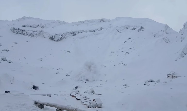VIDEO Avalanșa de mari dimensiuni, declanșată de doi schiori la Bâlea Lac