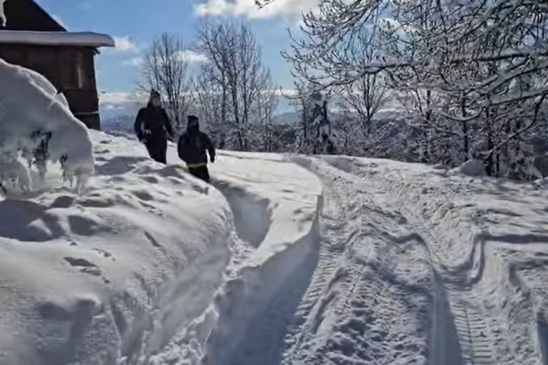 VIDEO „Izolați de vreo 4-5 zile”. Opt persoane, între care și un copil, salvate de salvamontiști